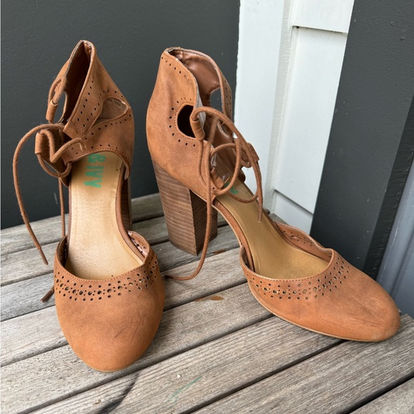 fig and ivy Shoes - Fig and Ivy brown block heel pumps with ankle lace ups